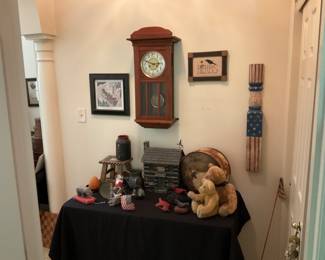 ANTIQUE WALL CLOCK , VINTAGE COLLECTIBLES 