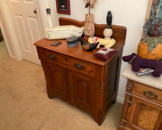 WALNUT WASH STAND.  WITH NICE COLLECTIBLES 