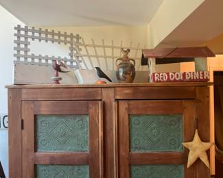 AMAZING LAGRE PIE SAFE