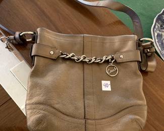 #199	coach tan leather purse 	 $40.00 
