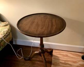 #21	Wood pedestal Flip-top Table -(as is finish) - 21"Round x 26T	 $75.00 
