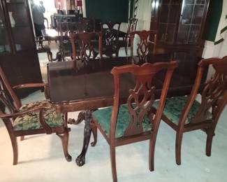 Flamed mahogany dining table with 2 extra leafs and 8 chairs in Excellent condition 