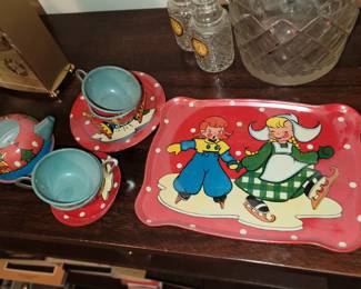 Child's tin teaset 