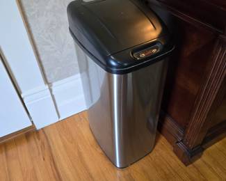 Battery operated trash bin