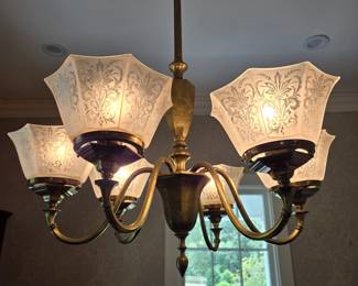 Brass chandelier in Den