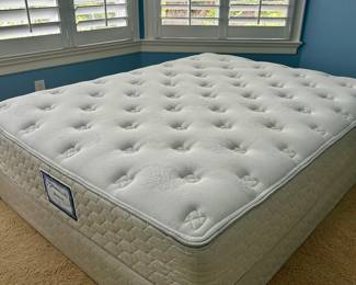 Queen size Sealy Posturepedic mattress/boxsping