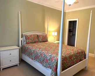 Queen size 4 poster bed (mattress/ boxspring priced separately) bedroom suite by American Drew