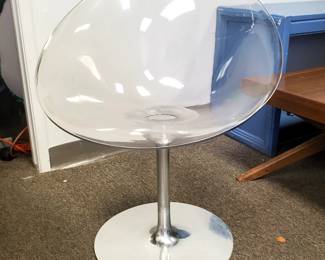 We offer this stunning vintage oval swivel chair made of formica and steel. The chair measures 24" wide, 31 3/8" tall, 24" deep, and has a seat height of 18". 