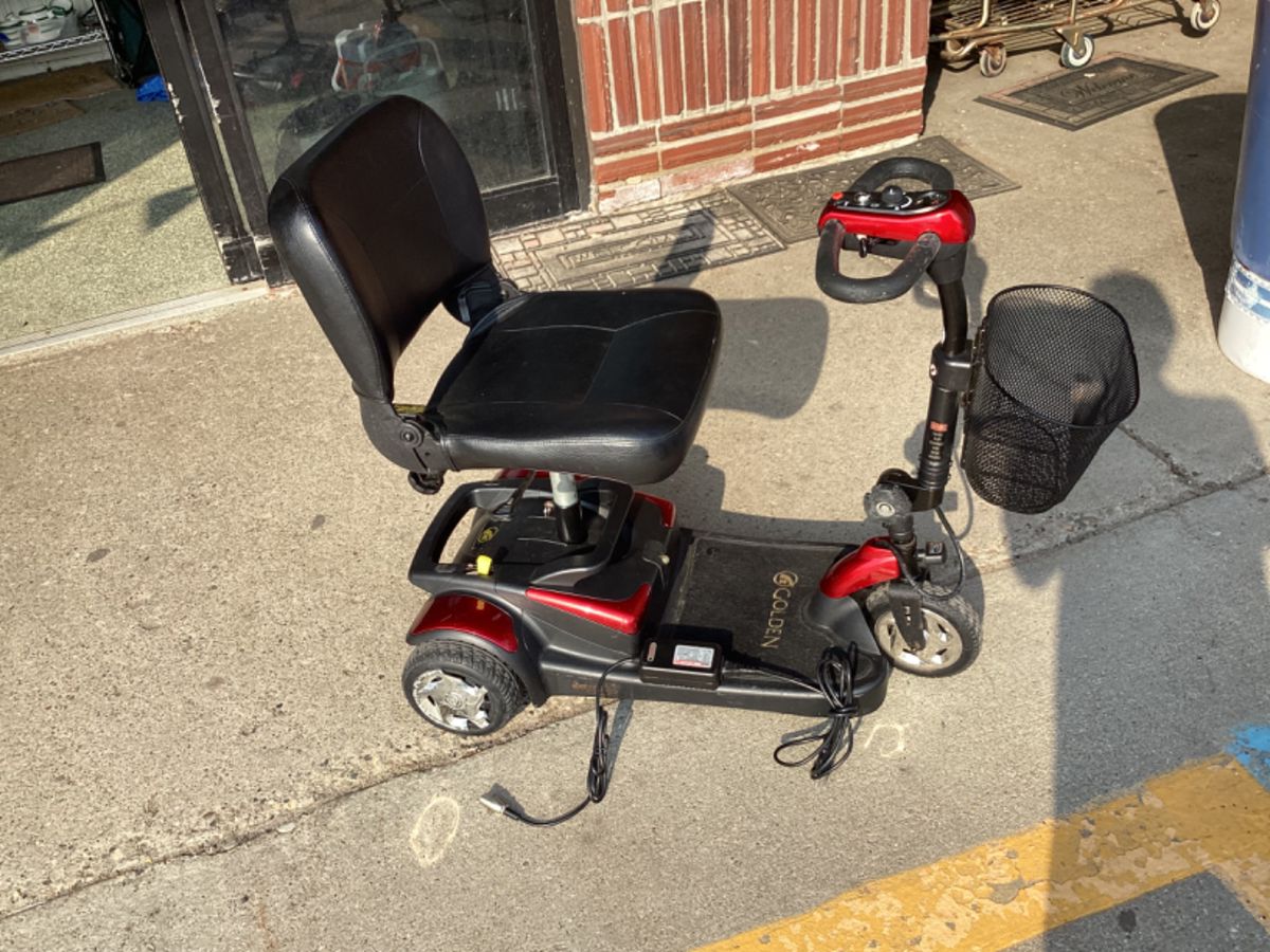 $760 (Like New) 3-wheel Power Scooter by Golden Technologies 