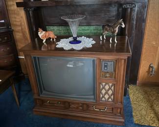 Box TV - that’s works. CALLING GAMERS WHO LIKE TO USE THIS TYPE OF TV OR ANYONE ELSE
The Man and Woman up by the mirror are for sale
Base w blue bottom is for sale