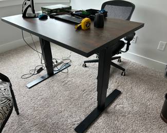 Toggle adjustable table with cord management features 