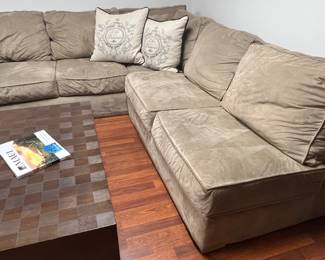93. 2pc Sectional (101" x 96" x 36" x 32")