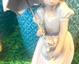 $40  Llardro  Tuli Time  Mint     listed for $85