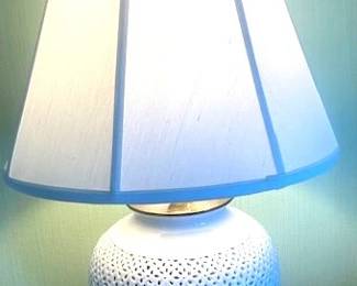$76  White Lamp 26"    Tall x 15" shade     no cracks ,chips..      314-494-7222