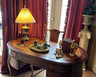 Beautiful Kidney shaped mahogany desk