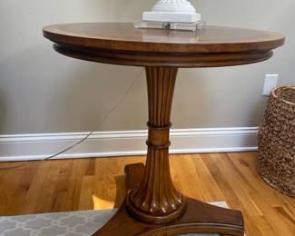 Ethan Allen Townhouse Round Pedestal Table 