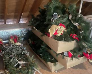 Assorted Holiday Decor / Garland