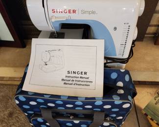 Singer sewing machine with carrying case