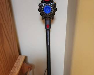Dyson v8 motorhead cordless vacuum