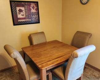 Dining room table with 4 chairs and 1 leaf