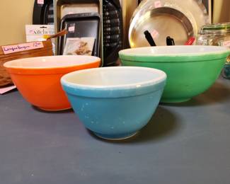 Set of 3 pyrex bowls