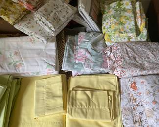 Lots of nice bedding - full/twin