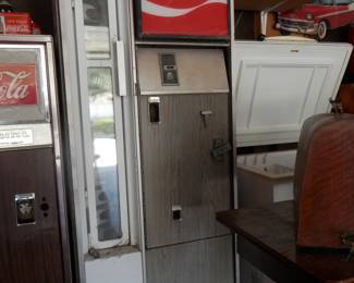 1970's Coca Cola 25 cent Vending machine.....compressor non-op....for parts or repair...