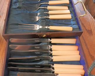 Bakelite handle flatware....with squared handles.....in  small case