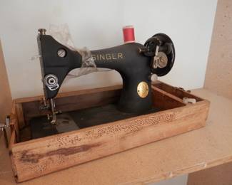 Rare Singer machine....have cabinet top