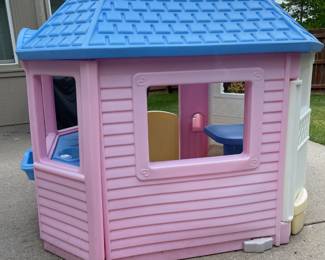 LITTLE TIKES DOLLHOUSE