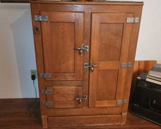 Old icebox! Very nice condition!