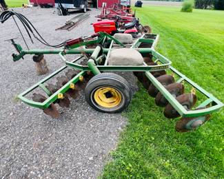 John Deere Disc - 10 foot - great condition including the blades 