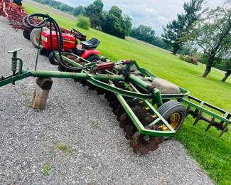 John Deere Disc - 10 foot - great condition. Blades are in good shape 