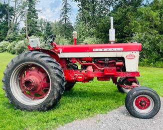 McCormick International Harvestor Farmall 560 Tractor - excellent working condition
Will need new tires soon. Serial number: 59743 s-y-cc 