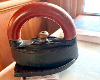 CAST IRON TRIVIT WITH IRON