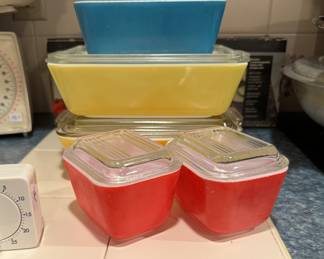 GLASS PYREX WITH LIDS
