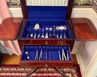 CHERRY/MAHOGANY DUNCAN PHYFE STYLE LIFT LID SILVER CHEST