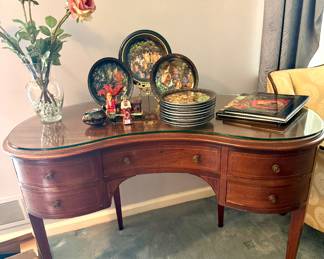 BANDED KIDNEY SHAPED TABLE/DESK