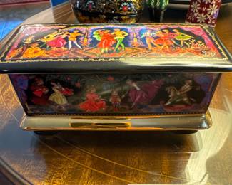 1991 Ardleigh Elliott and Sons Porcelain Music Box