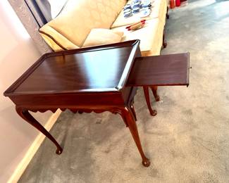 HENKEL QUEEN ANN MAHOGONY TABLE