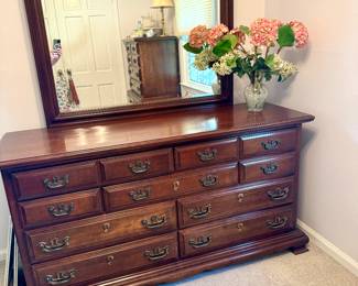 4 PIECE QUEEN CHERRY BEDROOM SET. CHEST OF DRAWERS, DRESSER, MIRROR AND 4 POSTER BED