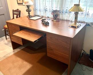 OFFICE DESK WITH PULL OUT KEYBOARD SHELF