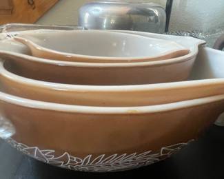 Vintage Pyrex nesting bowls