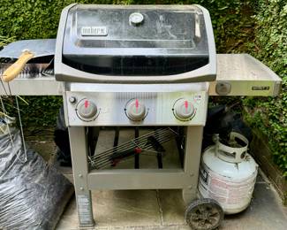 Weber gas grill with extra tank!