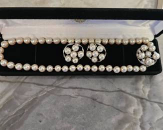 Gorgeous! All fine jewelry will be in tier case at register with Teri...She has all GIA CERTS