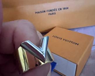 2019 Louis Vuitton Essential "V" Ring - Size Medium