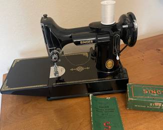 $400 Vintage singer 221-1 featheright with box