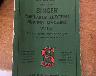 $400 Vintage singer 221-1 featheright with box