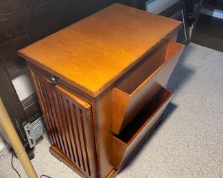 $80 - Side cabinet - table with double magazine holders