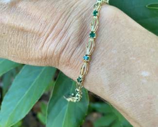 #67 - $365 - 7" Emerald bracelet on 10kt gold . 6.6gr.